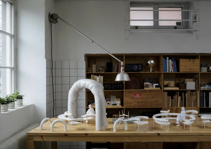 Små vita modeller av Offecct-serien Font på ett bord i Matti Klenells ateljé. Små vita modeller av Offecct-serien Font