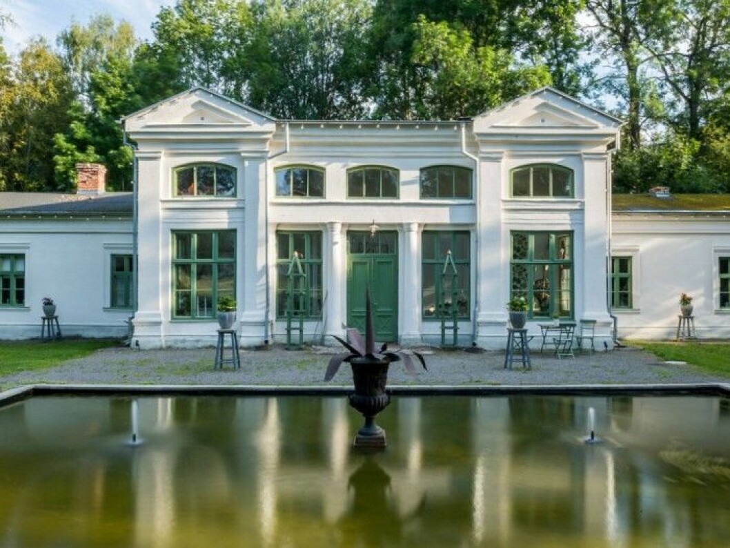 Efter: Ett anrikt orangeri med vacker arkitektur Efter: Utsidan av orangeriet på Kohlswa Herrgård.