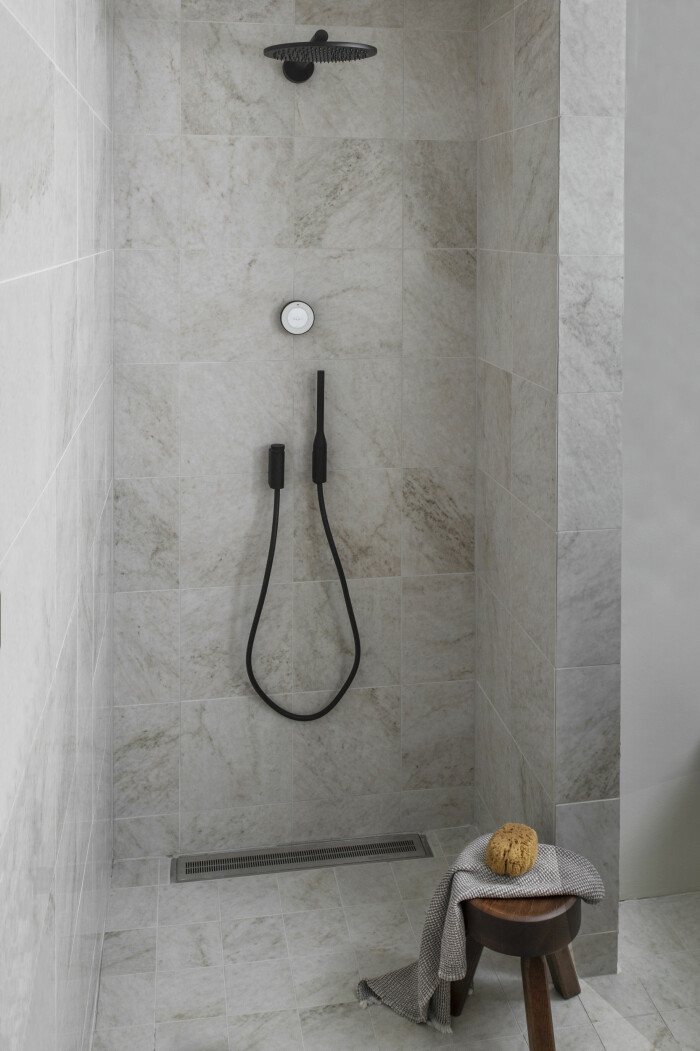 <span class=" italic" data-lab-italic_desktop="italic">Orbital</span> <span class=" italic" data-lab-italic_desktop="italic">Shower</span> är ett innovativt, cirkulärt duschsystem som sparar både vatten och energi. Foto: Andy Liffner för Orbital Systems Orbital Shower från Orbital systems