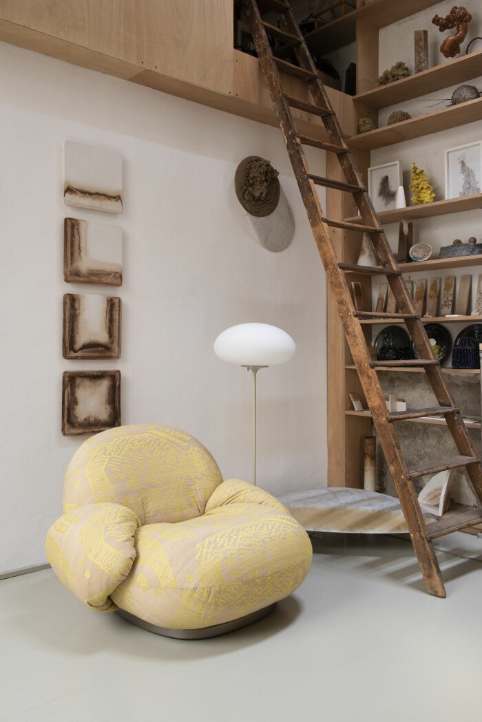 Fåtöljen har fått armstöd, men även blivit till en modulsoffa som ser ut som en molnformation. Foto: Gubi pacha fåtölj från gubi