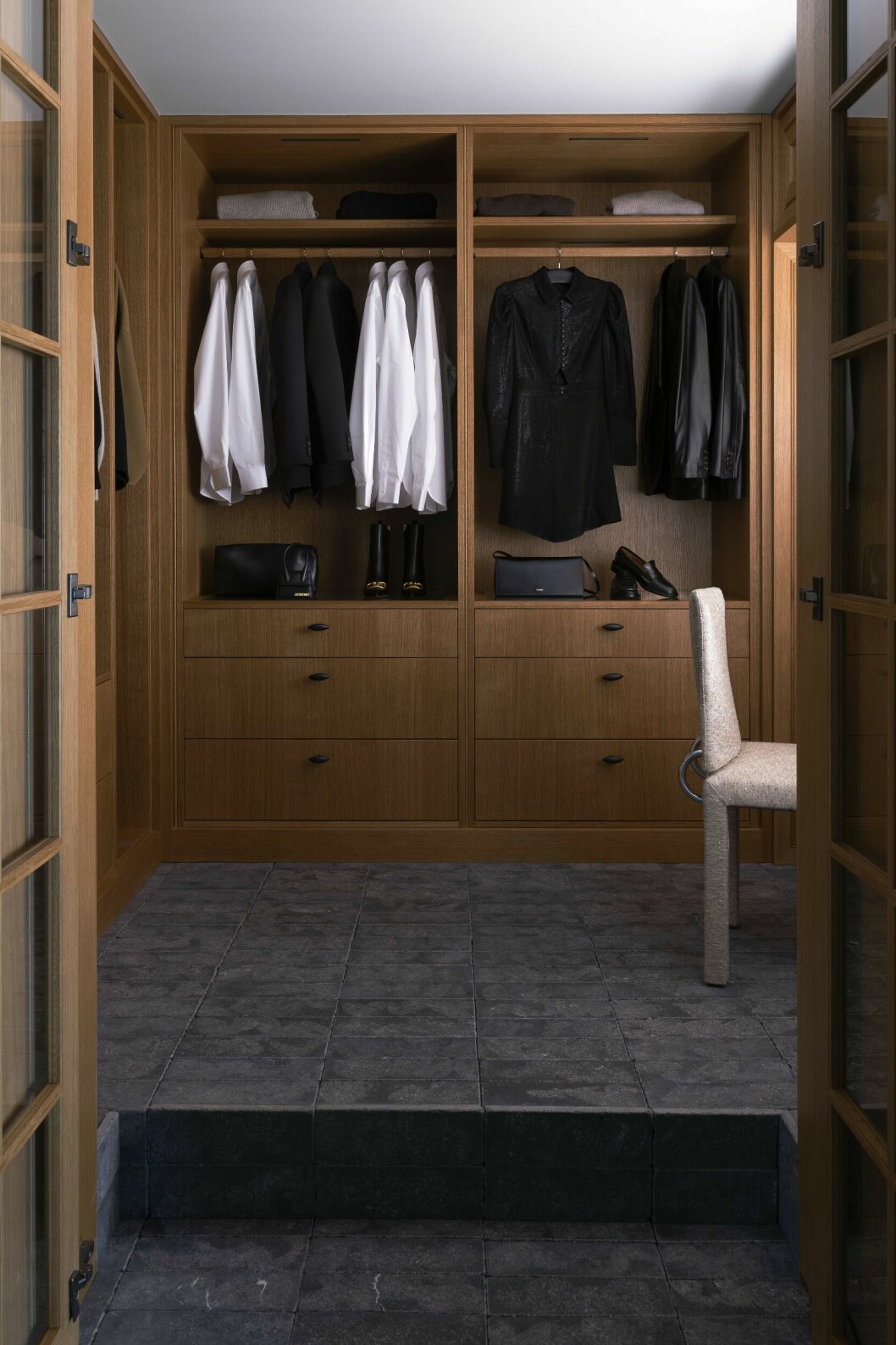 Lyxiga Palazzo, ett dressing room-koncept av Liljencrantz design för Kvänum, finns i ek, vitbonad ek och betsad ek i den nya kulören fudge samt i chocolate och amber. Palazzo garderober av Louise Liljencrantz x Kvänum.