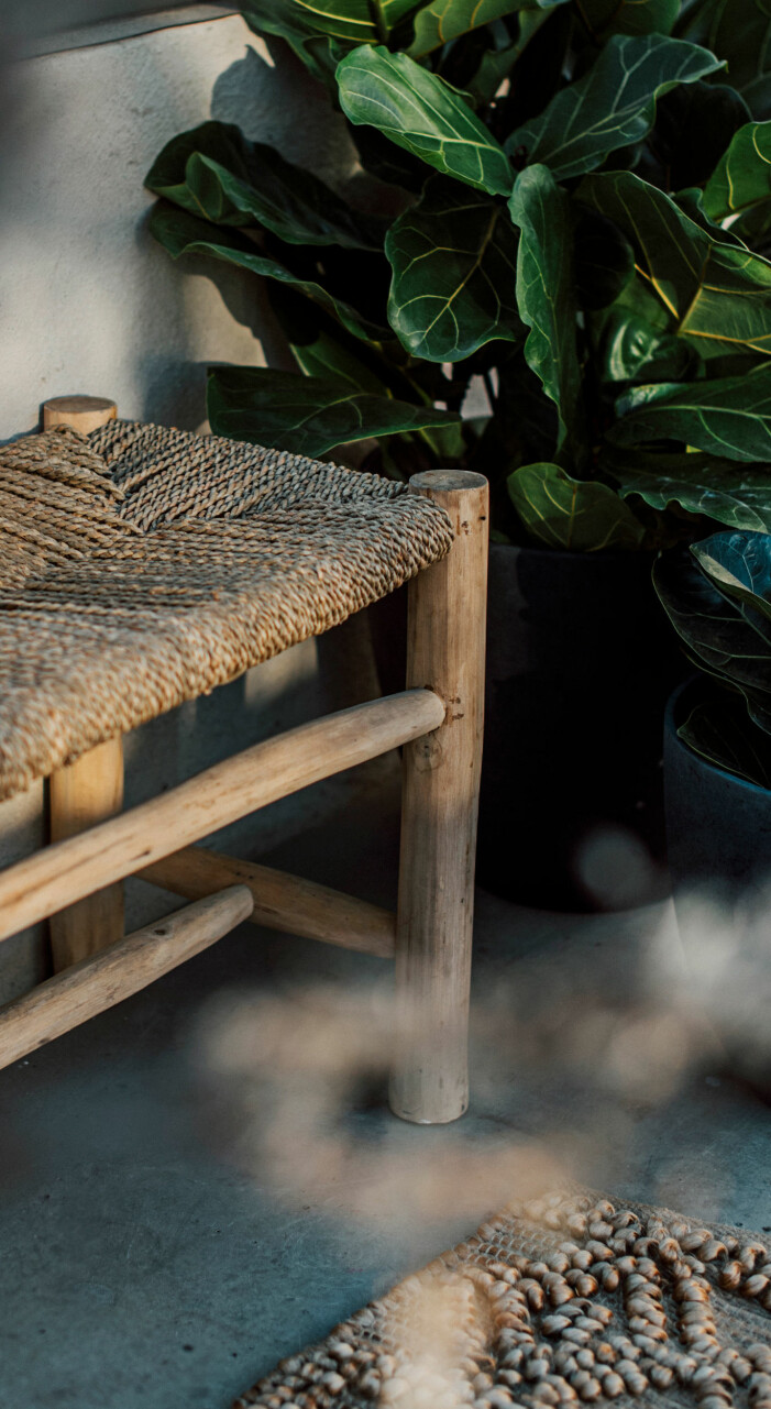 Kombinera teak och sjögräs för ett stilsäkert, naturnära materialmöte. Pall i teak och sjögräs från Granit