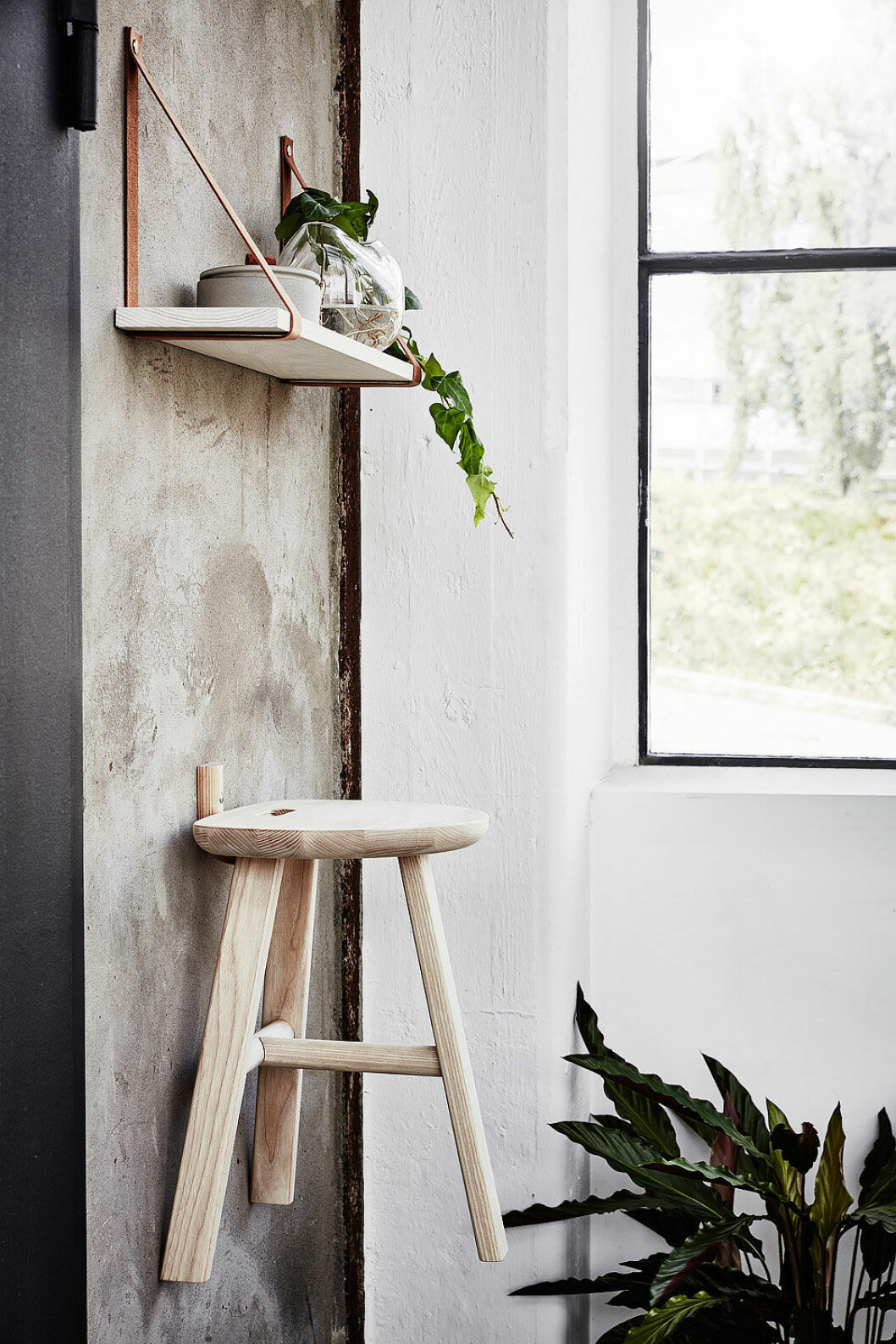 Sara stool – pall i Europeisk Ask, signerad Staffan Holm. Sara stool – pall i Europeisk Ask, signerad Staffan Holm.