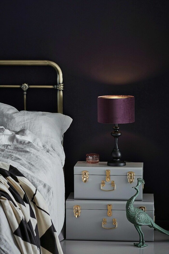 Mörklila adderar ett tydligt djup i rummet, oavsett om det rör sig om en mindre detalj eller större yta. Foto: Markslöjd. Årets färg 2022 enligt Pantone, lila very peri