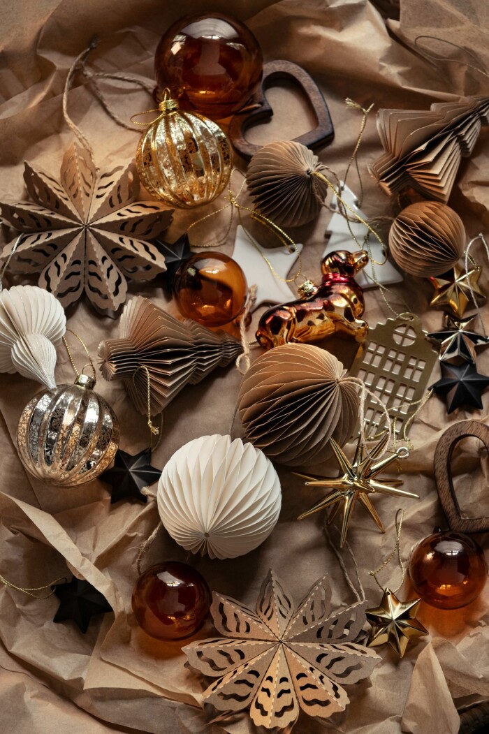Pappershängen till granen finns i alla tänkbara former och färger i år. Foto: H&M Home pappersdekorationer till julgranen 2020
