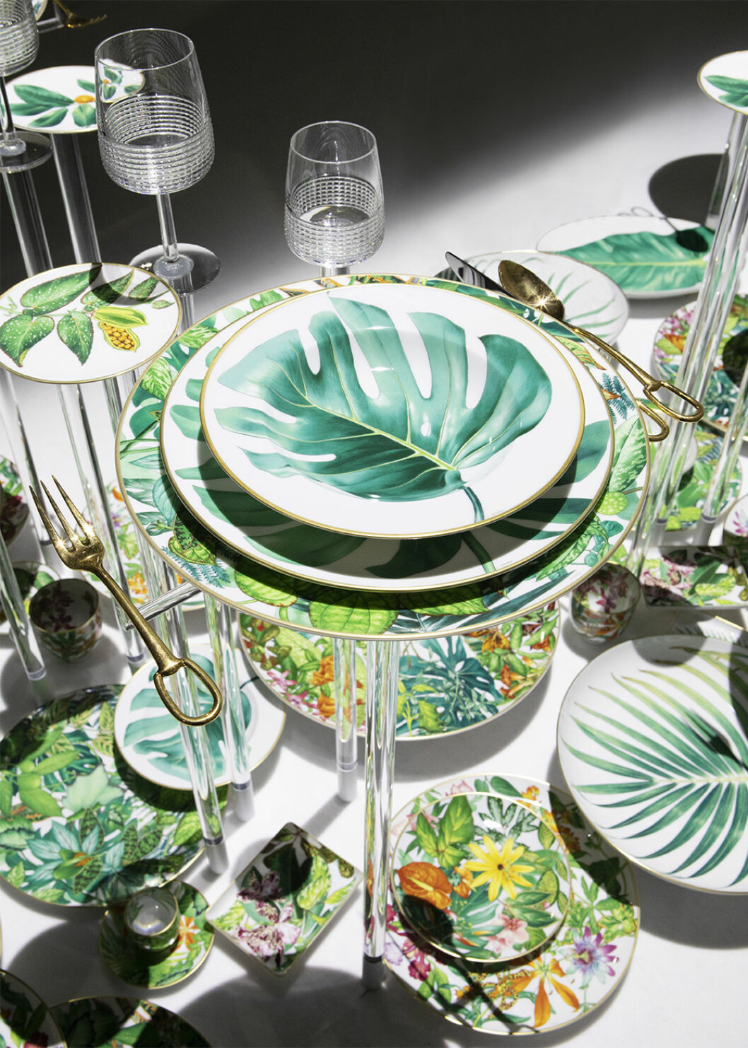 Handmålad guldkant på det nya porslinet från Hermès. Foto: Nolwenn Brod/VU’, ©Hermès 2020 Gröna, tropiska blad på Hermès nya porslin Passifolia