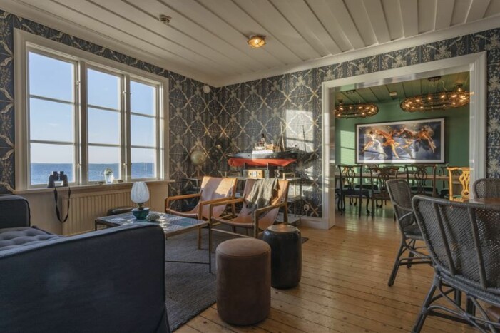 Pater Noster präglas av mönster, färgmöten och trädetaljer. Designhotellet Pater Nosters vardagsrum och matplats