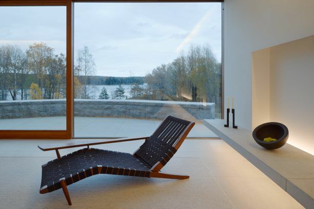 Ännu en handgjord pjäs av Nakashima. Armstödet i valnöt är unikt, kunden väljer själv vilket stycke från stammen man önskar. Villa Palmgren, John Pawson Limited