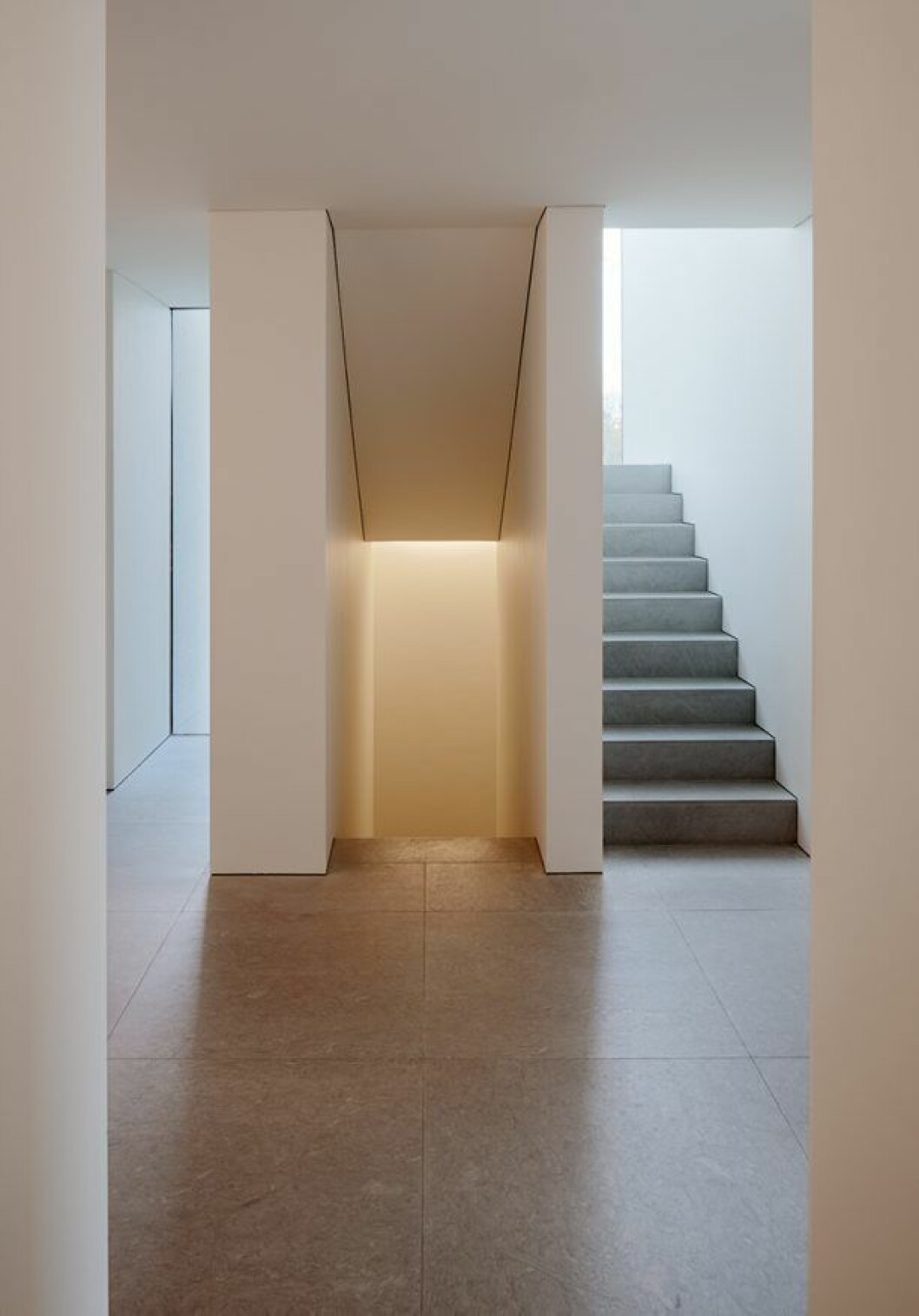 Från hallen leder trapporna till ateljén respektive de tre sovrummen, alla med varsitt badrum.<span style="font-size: 13px;line-height: 19px"> </span> Villa Palmgren, John Pawson Limited