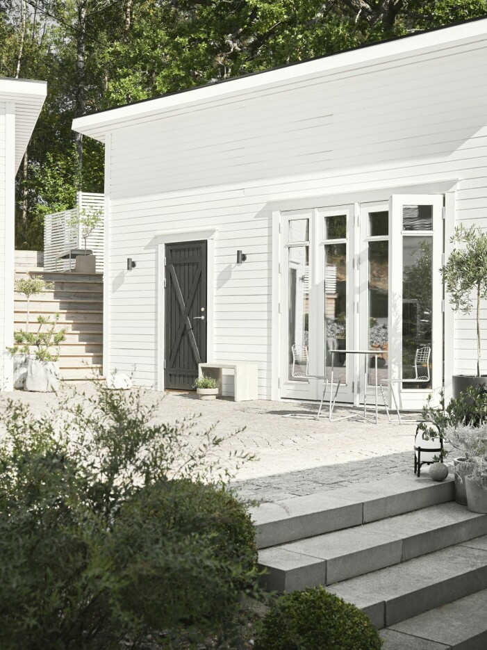 Pellas komplementhus matchar huvudhuset exteriört och de binds samman med ett däck. Pellas komplementhus matchar huvudhuset exteriört och de binds samman med ett däck.