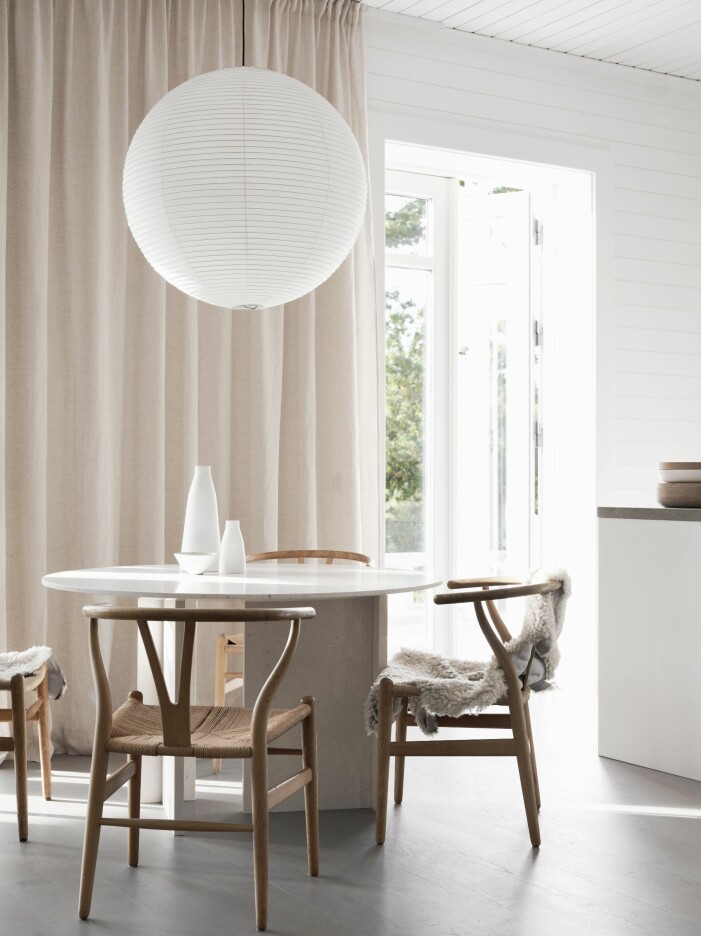 Matplatsen med bordet Divinity no 2, Apartment objects, Vintage Y-stolar tillverkade olika år på 70-talet. Gardiner från Astrid, lampa Akari A75 från Vitra och skålar på köksön design Vincent Van Duysen för When objects work. Matplats med bordet Divinity no 2 från Apartment objects, Vintage Y-stolar tillverkade olika år på 70-talet.