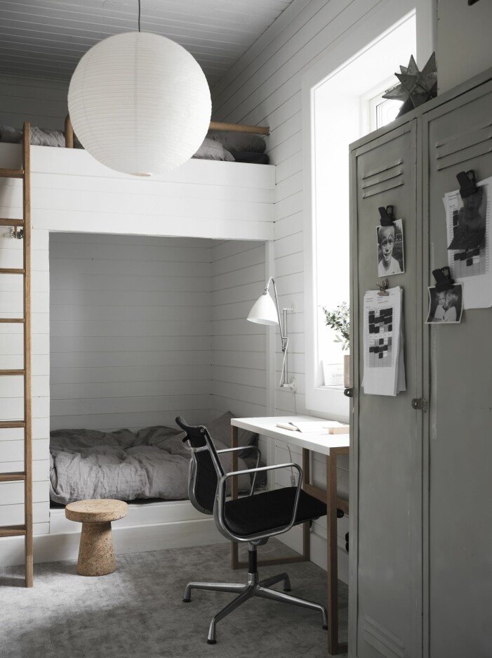 Leos och Viggos rum. Bäddlinne, Dirty linen, heltäckningsmatta från Dahl agenturer. Stol EA 117 av Eames för Vitra, inropad på auktion, arbetsbord från Habitat, pallen Cork från Vitra, plåtskåpet är vintage, vägglampa Bestlite från Gubi. Barnrum stylat av stylisten Pella Hedeby