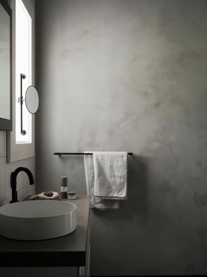 Väggen i badrummet har putsats med Detale Cph:s KC14 i nyansen Concrete. Mattsvarta blandare och beslag från Tapwell. Favoritprodukterna kommer från Hada. Produkter från Hada i badrummet hemma hos Pella Hedeby