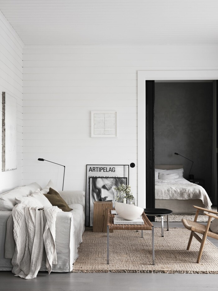 Soffa från Melimeli, matta Hemp fringe från Roots Living, som soffbord en vintagebänk i rotting från Temporärt. Litet konstverk av Åsa Stenerhag. På bordet, ett av favoritobjekten, Pawson bowl från When objects work. Vardagsrum inrett med soffa från Melimeli, matta Hemp fringe från Roots Living och som soffbord en vintagebänk i rotting från Temporärt