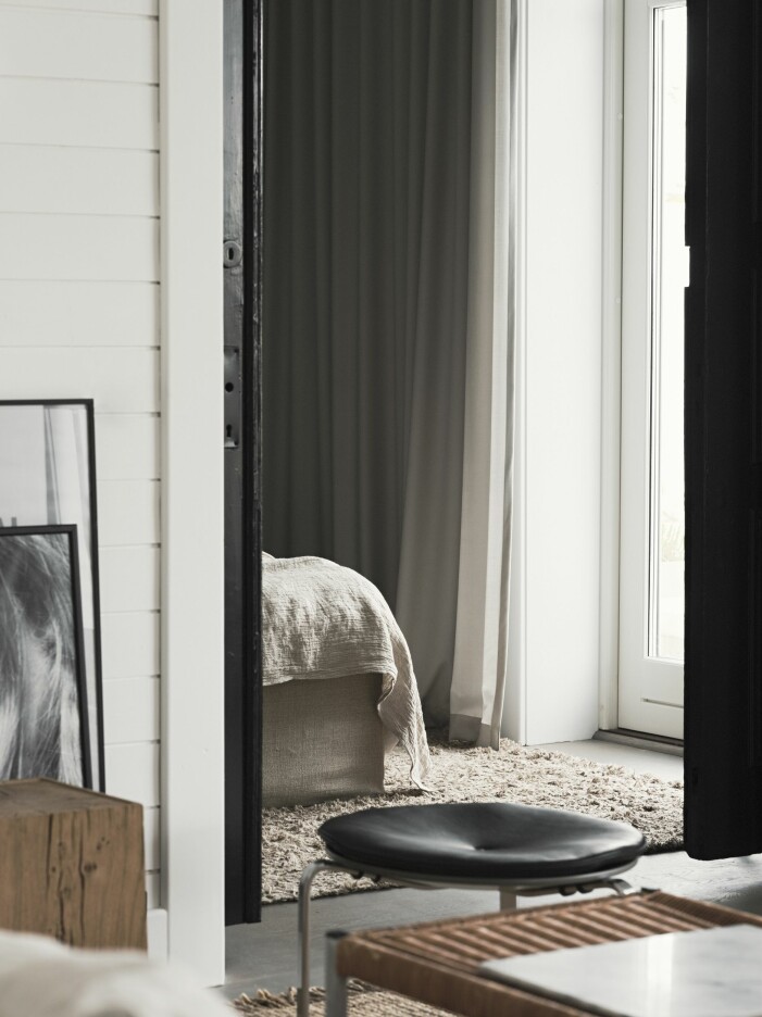 Blick in mot sovrummet som har en mix av textilier ton i ton från Astrid. Mattan Long pile linen från Roots living. Mattan Long pile linen från Roots living hemma hos stylisten Pella Hedeby