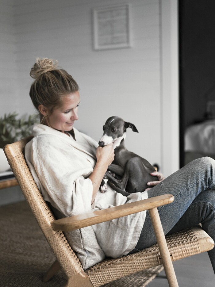 Pella tillsammans med sin italienska vinthund Gypsy. Kimonon är en prototyp från en provkollektion framtagen i samarbete med Astrid och XV Productions. Fåtöljen CH25 formgiven av Hans J Wegner är inropad på auktion hos Lauritz. Stylisten Pella Hedeby med sin vinhud sittandes i fåtöljen CH25 av Hans J Wegner