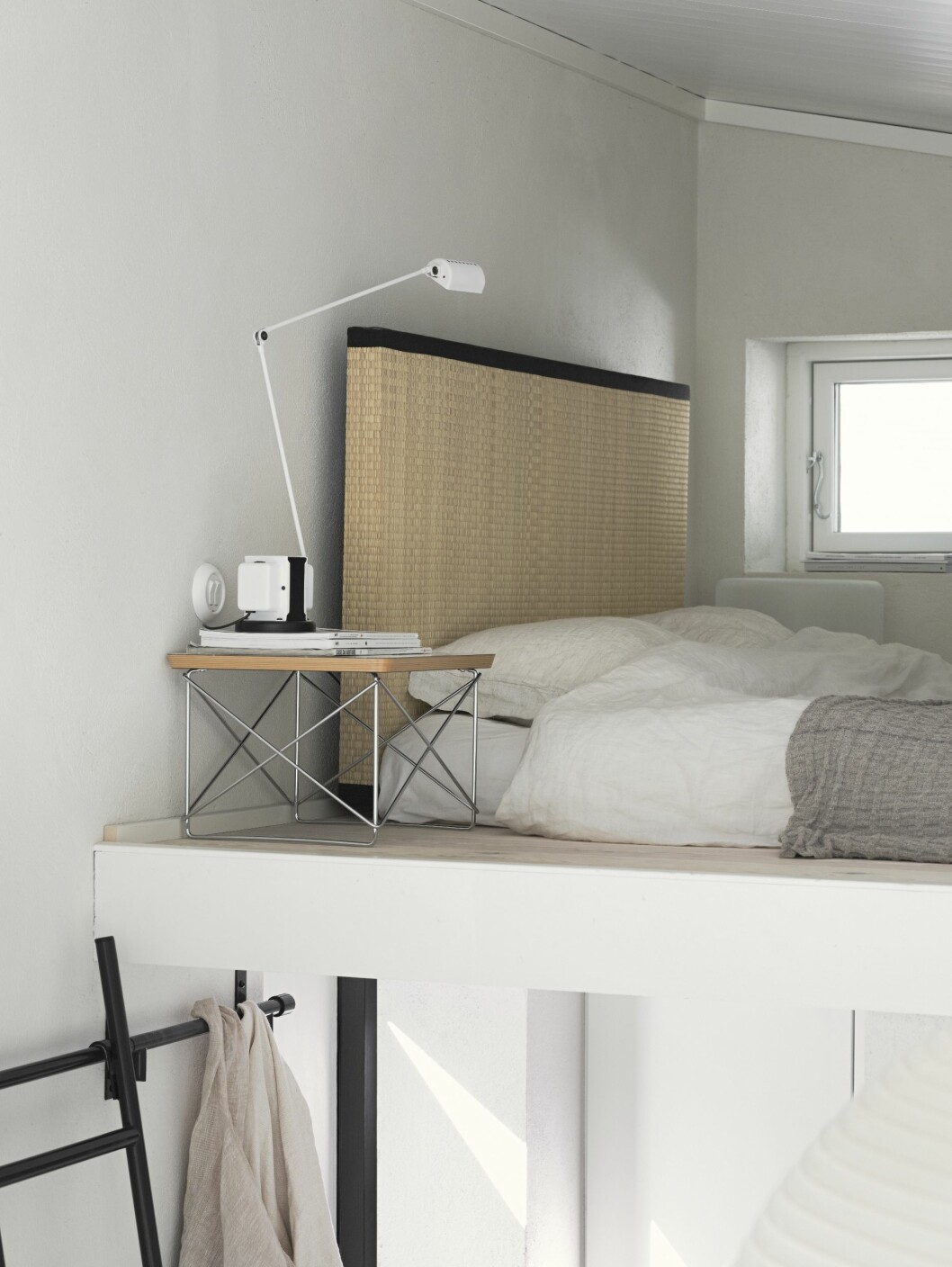 Inbjudande sovloft med ekologisk futonmadrass och tatamimatta som gavel. Sängbord Occasional LTR table, Vitra. Lampa Lumina från Daphine. Linnepåslakan från Dirty Linen och pläd från Aiayu. Sovloft med ekologisk futonmadrass och tatamimatta som gavel.