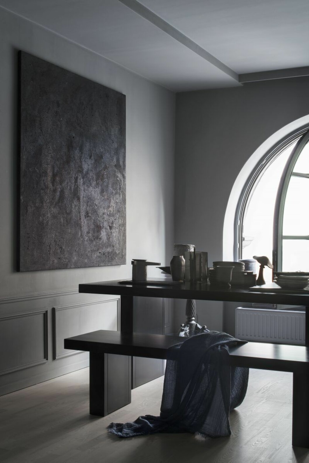 Konst på väggen målad av Robin. Bänk och bord, Tommaso från Zeus. Tekanna i cement, FCK, Serax. Diverse vaser, ljushållare Maison Martin Margiela, svamp antikfynd. Väggfärgen Pure & Original, Oyster Grey.