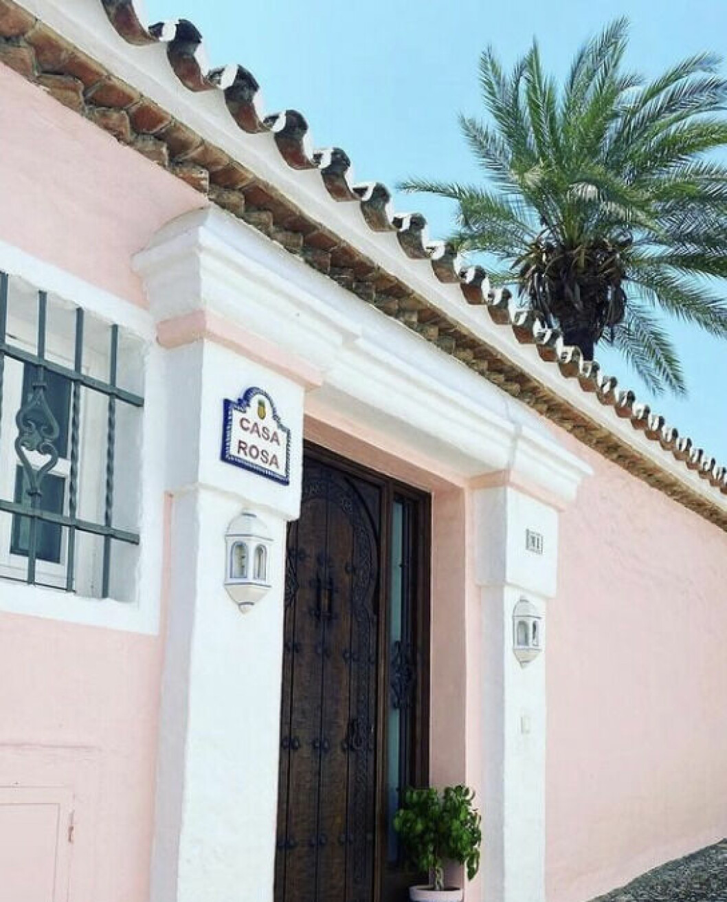 Pernilla Wahlgrens sommarhus i Spanien har fått namnet Casa Rosa. Pernilla Wahlgrens lyxhus i Spanien – spana in bilderna här