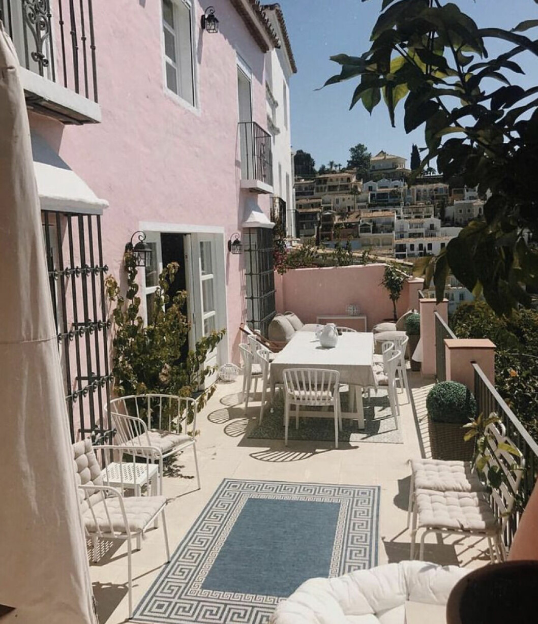 Den magiska terrassen med havsutsikt. Pernilla Wahlgrens lyxhus i Spanien – spana in bilderna här