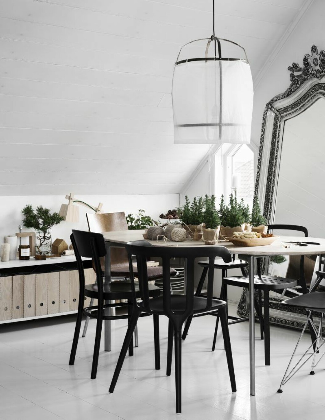 Blandade designstolar runt matbordet, mycket barrgrönt och trärent och totalförbud mot glitter, så stylar Residencebloggaren Per Olav Sølvstyedt julen i sitt eget hem. PerOlav_FotoKristoferJohnson6
