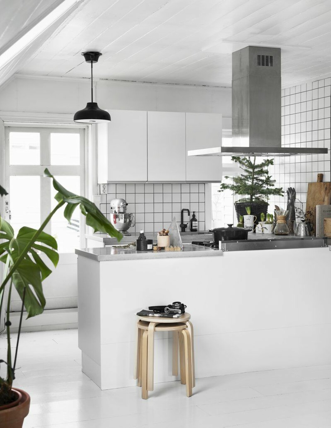 Köket är från Ikea. Bänkskivan specialgjuten i betong. PerOlav_FotoKristoferJohnson3