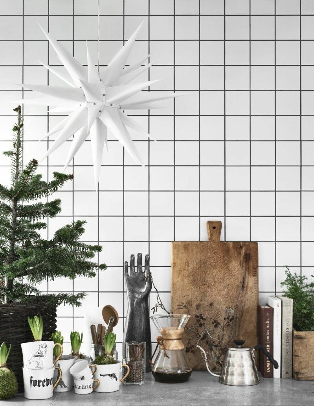 Det strålar en stjärna och den är minimalistiskt vit, från Artilleriet i Göteborg. Hand köpt på Fil de Fer i Köpenhamn. Skärbräda, Artbrugi, från loppmarknaden i danska Tisvilde. PerOlav_FotoKristoferJohnson4