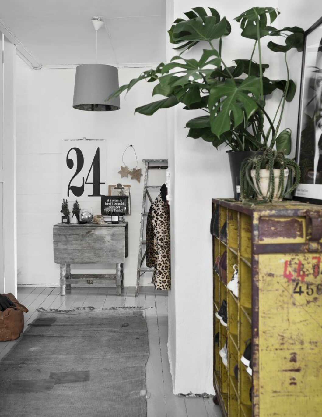 24! Julafton i hallen! Vintageskohylla från Paris. Gamla slagbordet från Per Olavs mamma, här pyntar Per Olav stilleben efter säsong. PerOlav_FotoKristoferJohnson1