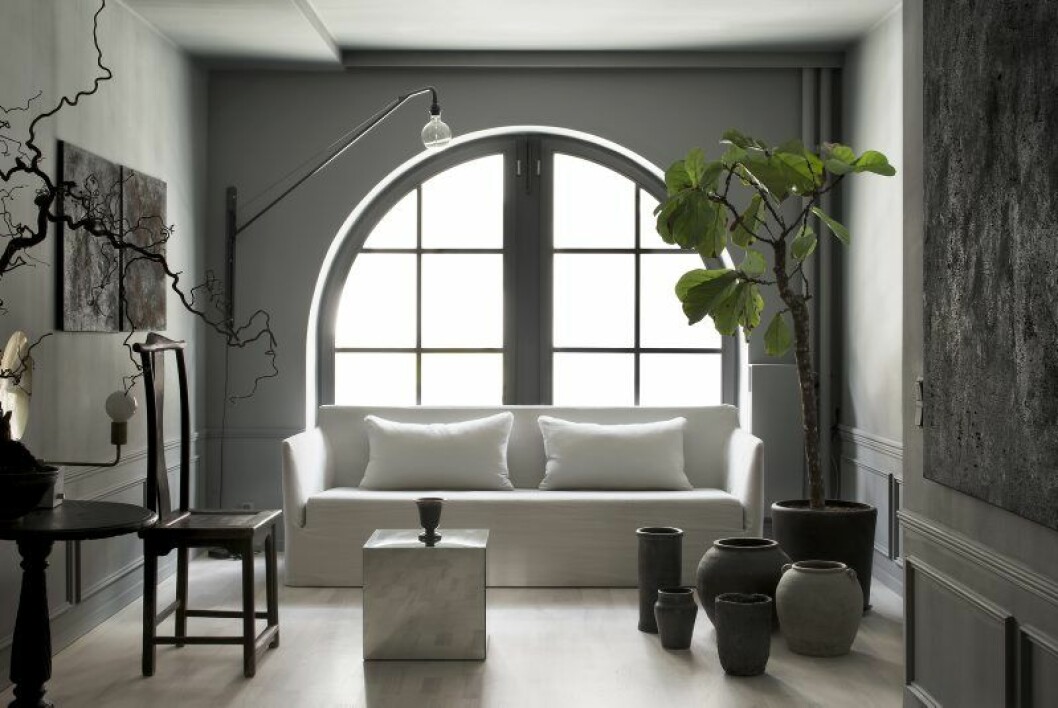 Soffa Gervasoni med nytt överdrag, stor kruka Olsson & Gerthel. Piedestal antikfynd, lampa Workstead. Stor<br>lampa, Potence, Jean Prouvé, Vitra. Spegelkub ritad av Ejub och Robin, säljs på Perspective Studio.