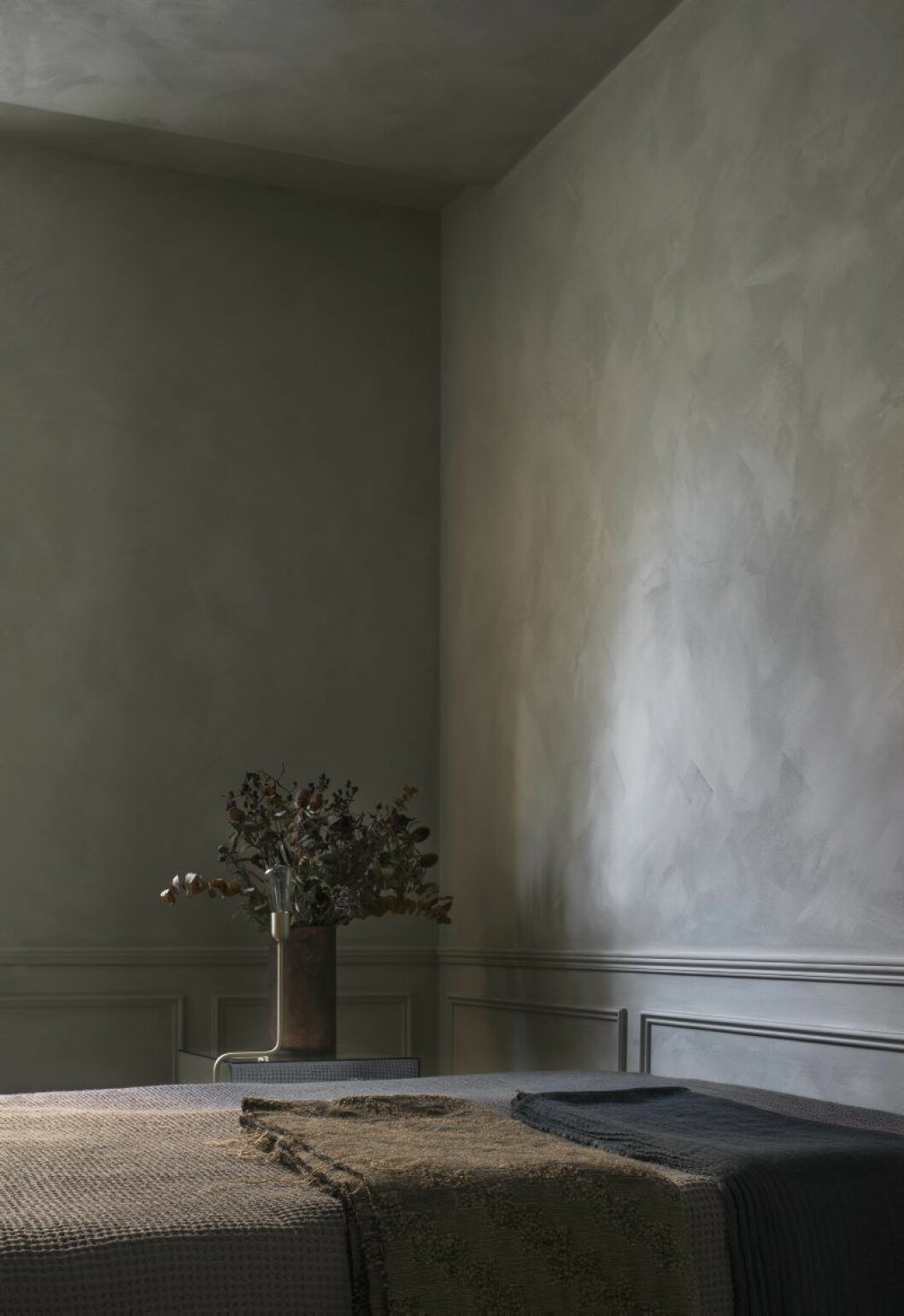 I sovrummet Jotun Lady Minerals Smooth white. Lampa Kavaljer, Rubn lighting. Vas antikfynd från New York. På sängen olika textilfynd, tygbit från Kina, pläd, Society. I sovrummet Jotun Lady Minerals Smooth white. Lampa Kavaljer, Rubn lighting. Vas antikfynd från New York. På sängen olika textilfynd, tygbit från Kina, pläd, Society.