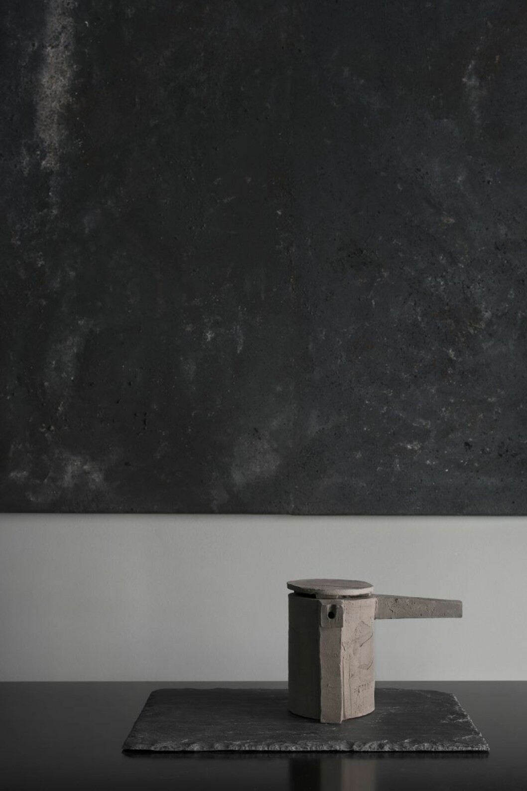 Tekanna i cement på skifferplatta. Konst av Robin Klang.<p></p><p></p><p></p> Tekanna i cement på skifferplatta. Konst av Robin Klang. Vas Mama, Ilse Crawford för Georg Jensen. Färg på väggen Jotun. Hållare i mässing för rökelse, Cinnamon projects, säljs via Perspective Studio.