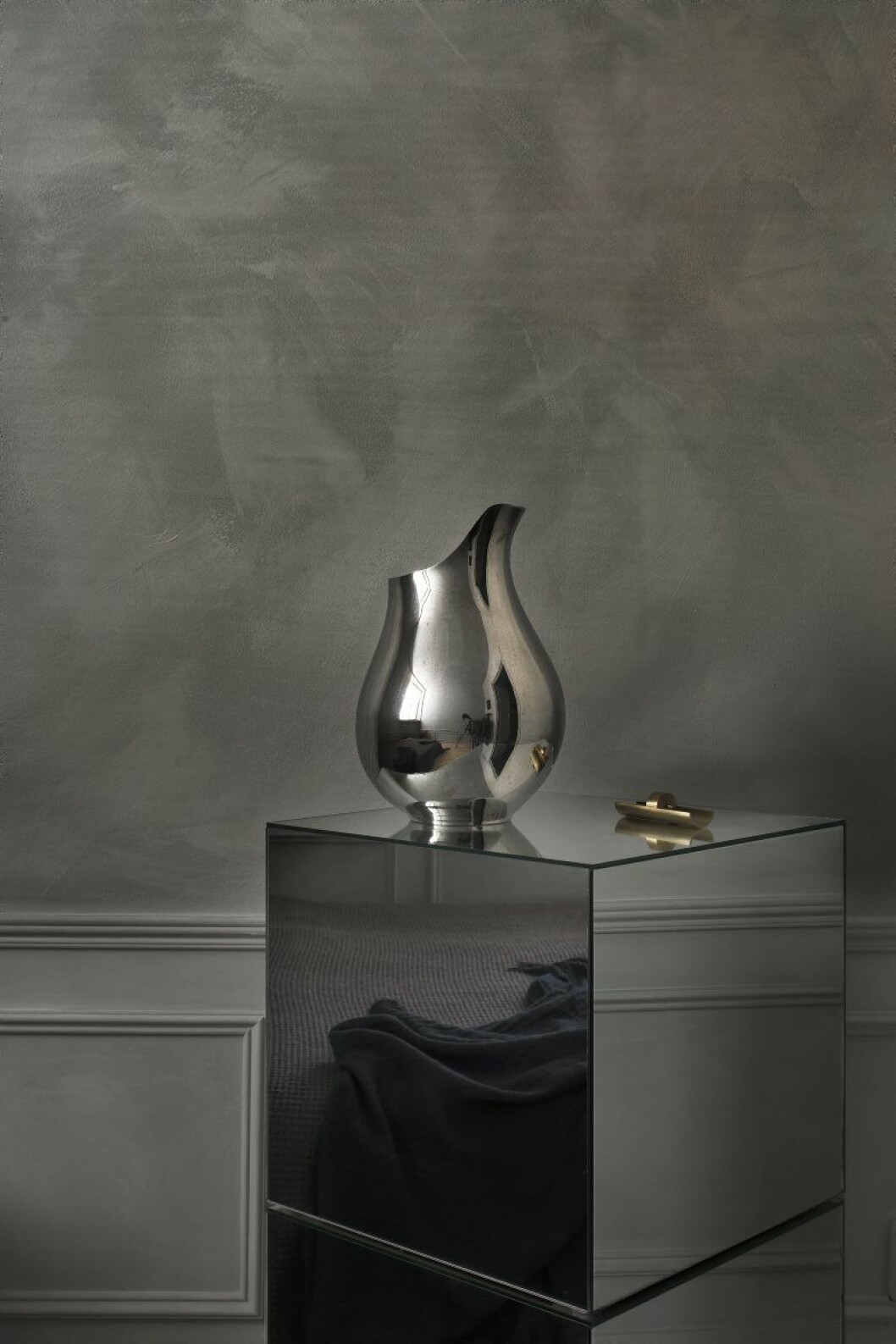 Vas Mama, Ilse Crawford för Georg Jensen. Färg på väggen Jotun. Hållare i mässing för rökelse, Cinnamon projects, säljs via Perspective Studio. Vas Mama, Ilse Crawford för Georg Jensen. Färg på väggen Jotun. Hållare i mässing för rökelse, Cinnamon projects, säljs via Perspective Studio.