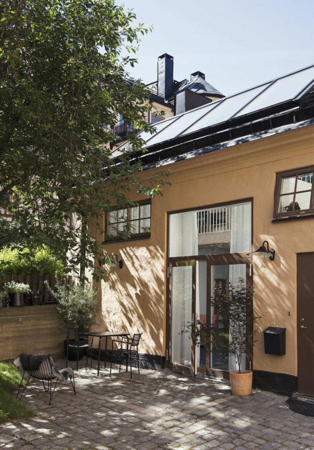 Tidigare fungerade huset som hovslageri, därför sitter fönstren så pass högt. Tidigare fungerade huset som hovslageri, därför sitter fönstren så pass högt. Där den tidigare verkstadsporten satt finns nu ett stort glasparti som får hemmet att flöda i ljus.
