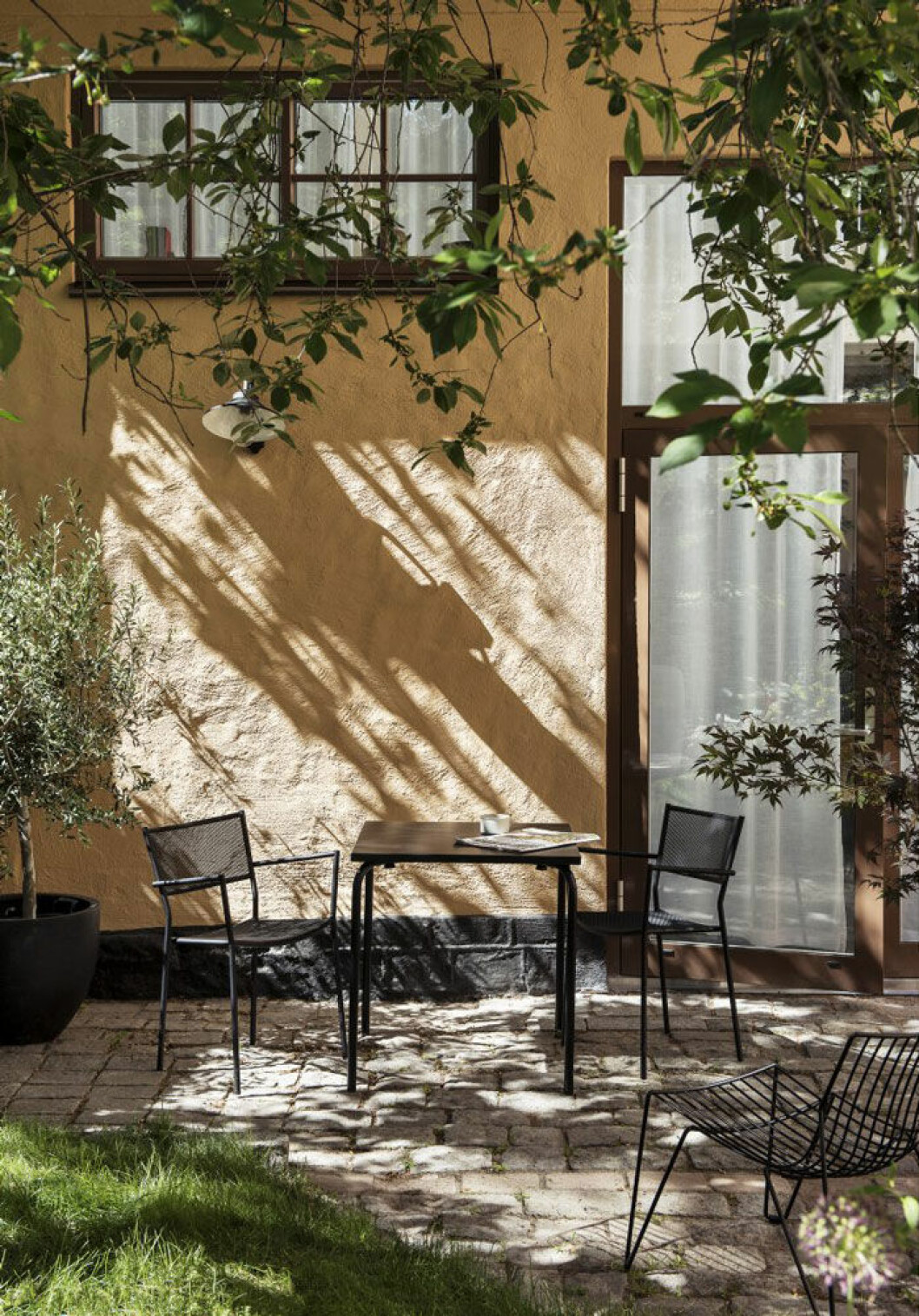 Utanför vardagsrummets glasdörrar finns en uteplats där familjen gärna äter frukost i morgonsolen. Gården totalrenoverades innan deras inflytt och nu finns det flera mysiga sittplatser. Utanför vardagsrummets glasdörrar finns en uteplats där familjen gärna äter frukost i morgonsolen. Gården totalrenoverades innan deras inflytt och nu finns det flera mysiga sittplatser.