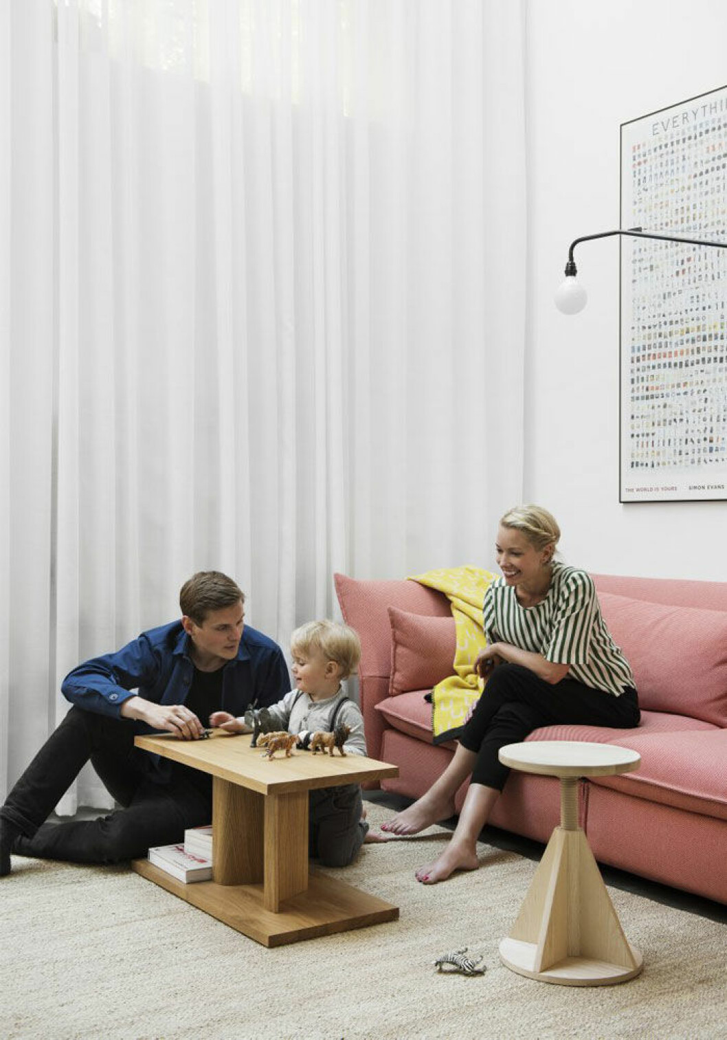 Takfönstren satte en konstnär, som i cirka 50 år hade gårdshuset som ateljé, in. För att inte bryta deras ljusinsläpp har vardagsrummet dubbel takhöjd. Fåtölj Hai chair av Luca Nichetto för Hem, lampa Potence av Jean Prouvé, soffa Mariposa av Edward Barber & Jay Osgerby, båda Vitra. Takfönstren satte en konstnär, som i cirka 50 år hade gårdshuset som ateljé, in. För att inte bryta deras ljusinsläpp har vardagsrummet dubbel takhöjd. Fåtölj Hai chair av Luca Nichetto för Hem, lampa Potence av Jean Prouvé, soffa Mariposa av Edward Barber & Jay Osgerby, båda Vitra.