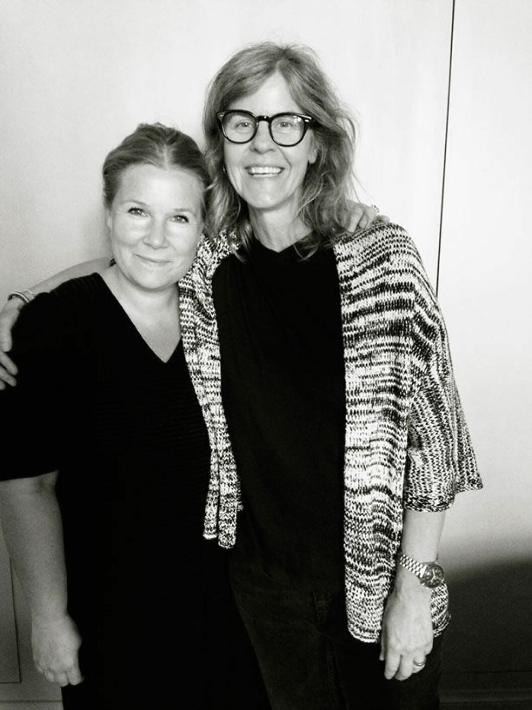 Stylisten Lotta Agaton och fotografen Pia Ulin har jobbat tillsammans i över tio år. Deras samarbete har blivit vägvisande för en hel generation inredningsstylister. I november kommer deras första bok, Colorful, 499:-, Papercut och Lotta Agaton Shop Lotta agaton pia ulin