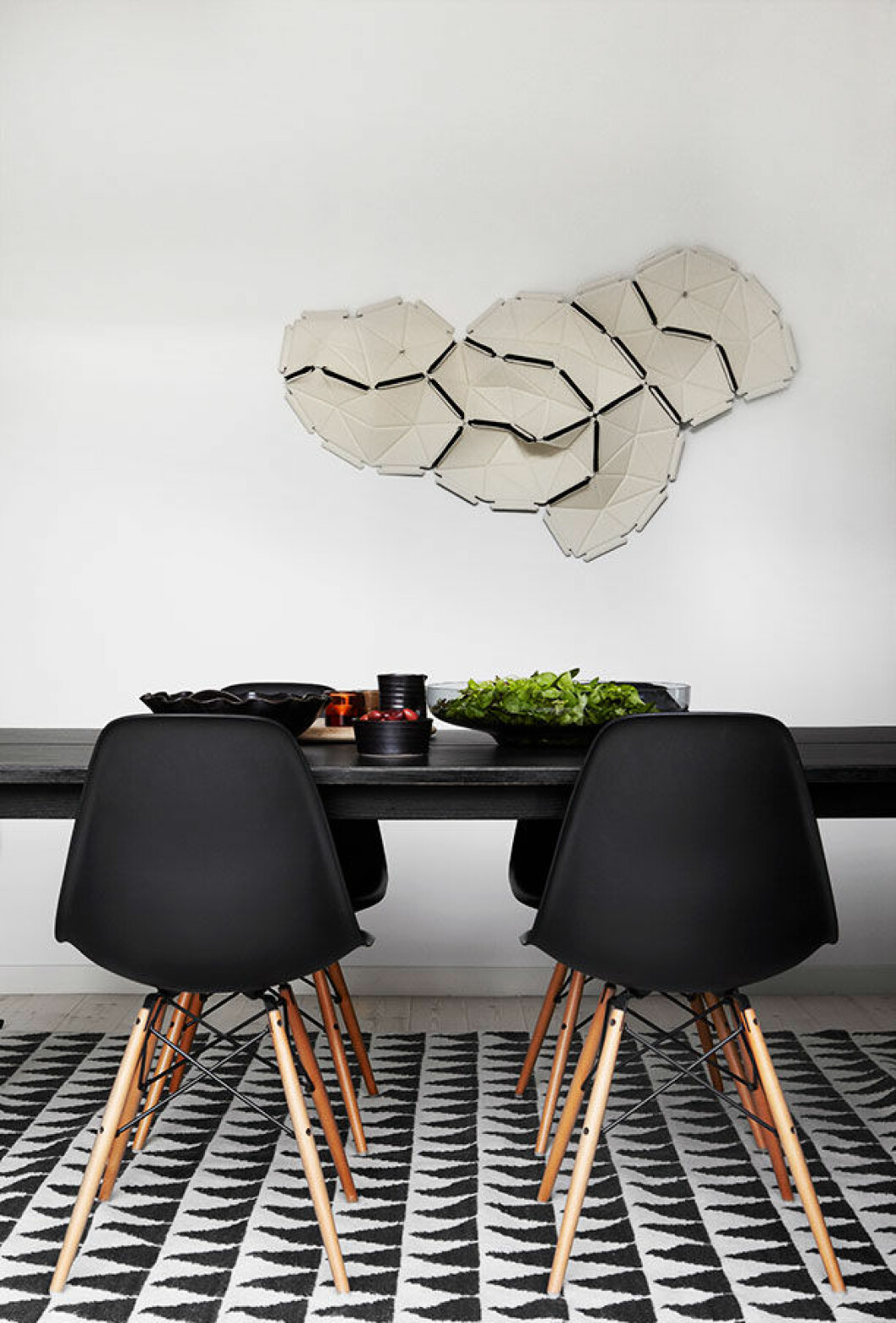 Mäklarfirman lärde marknaden att lita på deras bildkvalité via en uppmärksammad blogg. Här en styling av Sofie Ganeva och Eva Lilja Löwenhielm med Eamesstolar och väggpanel Cloud från Kvadrat, foto Emily Laye. Köksdetalj, styling Lingsell. Photo-Emily_Laye_Stylist_Sofie_Ganeva_Boovagen_fantastic frank