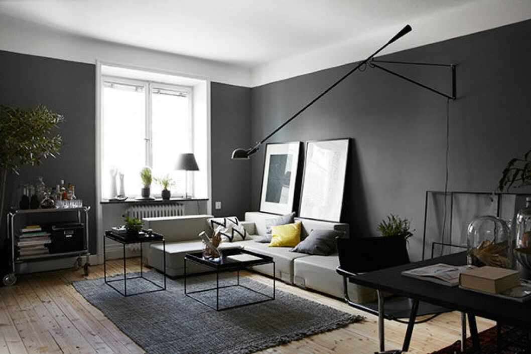 Fantastic Frank har två heltidsanställda stylister. Idéerna kring hur lägenheterna ska plåtas skissas upp när stylisten varit på besök i objektet. »Det första vi funderar över i en lägenhet är vilken känsla vi ska skapa, vilken stämning vi är ute efter. Att få en uppfattning om vem som bor där, vem som skulle vilja bo där. Allt handlar om att presentera en fungerande livsstilsidé«, säger Tomas Backman. Styling av Thomas Lingsell, foto Emily Laye. Photo_Emily-Laye_Stylist_Thomas_Lingsell_Torsgatan_fantastic frank