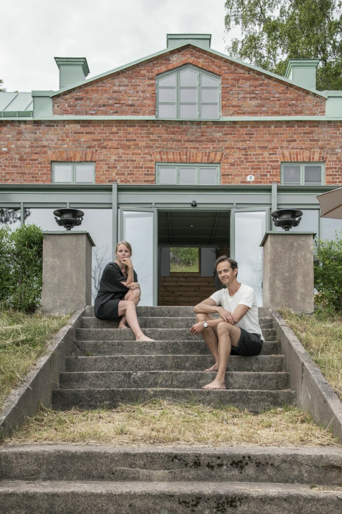 Pi och Marcus Ekblom. Pi och Marcus framför huset.