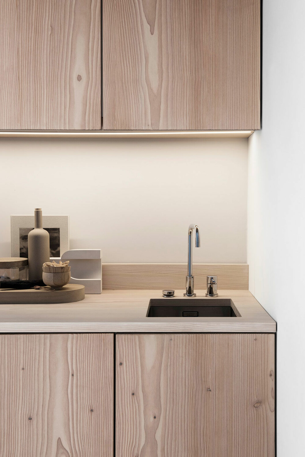 Köksluckor i massiv douglasgran från golvföretaget Dinesen i design av Lotta Agaton för <a href="https://pickyliving.se/lotta-agaton">Picky living</a>. Pris från 1 775:-/lucka. Blandare från Dornbracht.