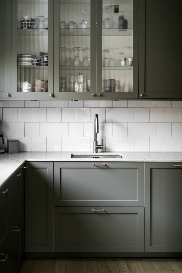 Elegant och jordnära med luckan <em>Frame</em> från Picky living. kök i varmgrå färg med vitrinskåp