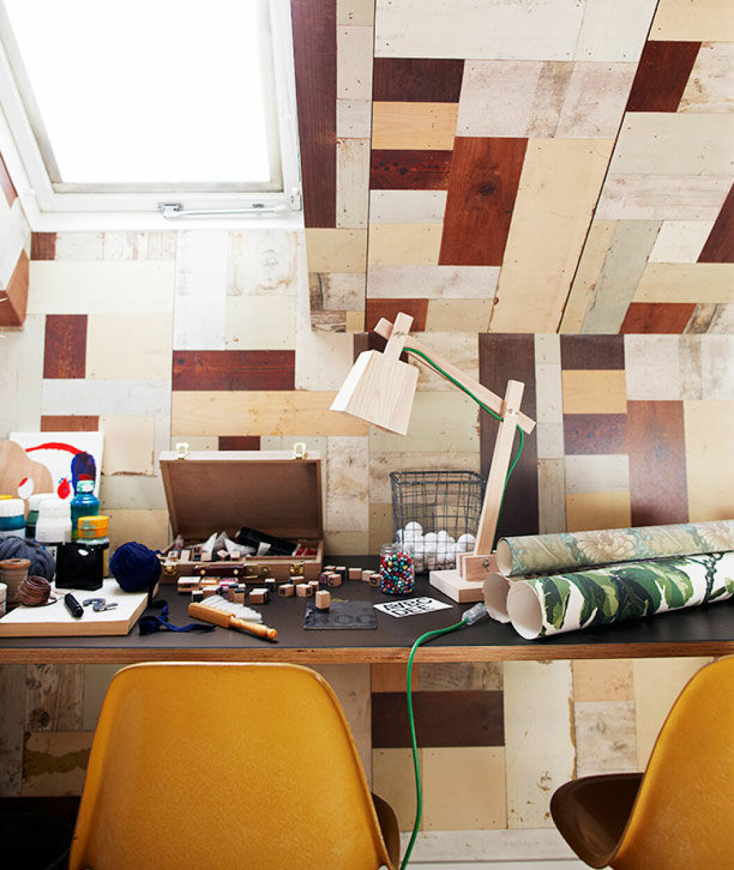 <em>Här uppe på övervåningen mellan två takfönster härskar dottern Irma vid sitt pysselbord. I taket en tapet från Piet Hein Eek. Arbetslampa, Muuto. Stolarna är från Modernica och ropades in på Lauritz.</em> piet hein eek tapet