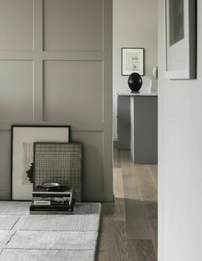 Enligt Pinterests trendrapport gör den lyxiga inredningsestetiken en comeback, med guldkant i alla hemmets vrår. Foto: Mike Karlsson Lundgren Syns i: <a target="_blank" href="https://www.residencemagazine.se/hemma-hos/kika-in-hemma-hos-layereds-grundare-stilren-funkislagenhet/8064804">Kika in hemma hos Layereds grundare Malin Glemme</a>. Inredningstrender 2022 enligt Pinterest, lyxig guldkant