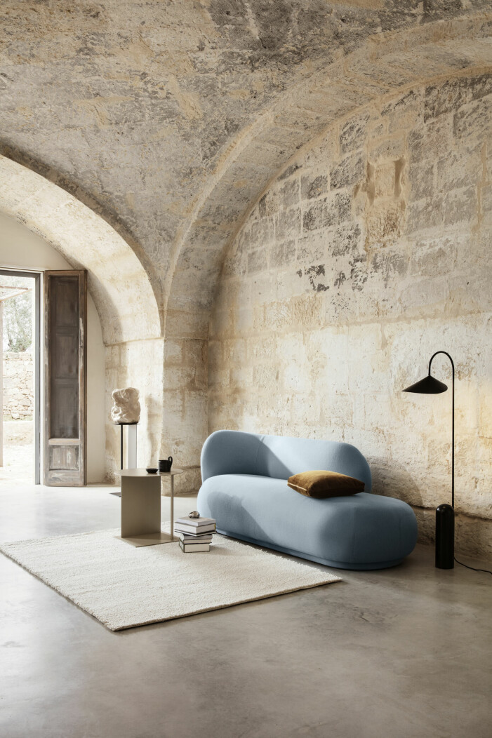 Inspireras av danska Ferm living, vars blå divan går i bulliga, rundade former. Foto: Ferm living. Inredningstrender 2022 enligt Pinterest, runda former