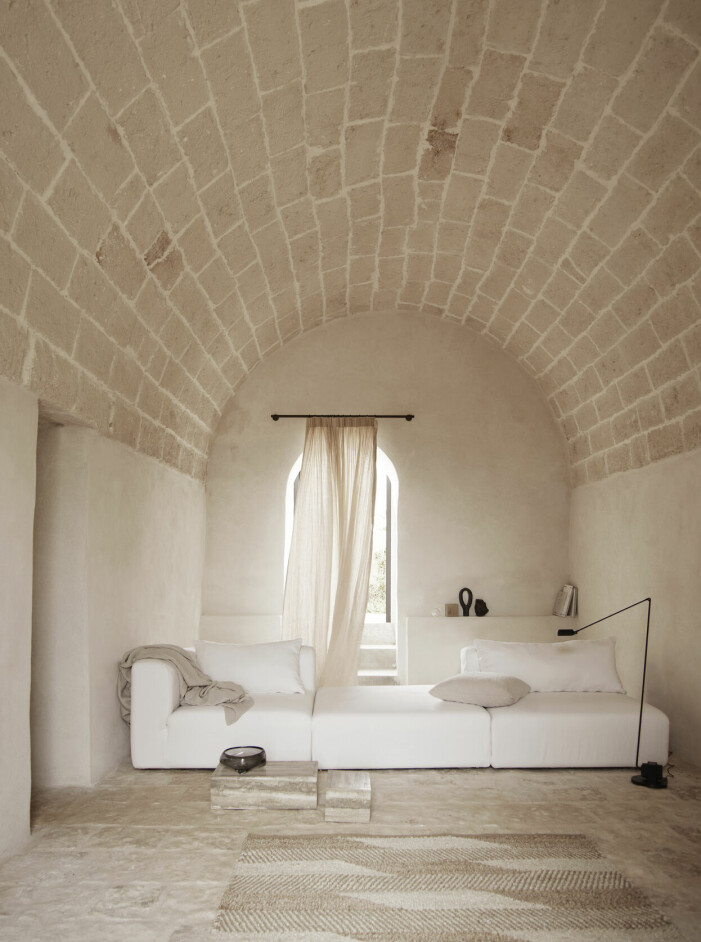 En sparsmakad, genuin och historisk känsla med influenser från antikens Grekland genomsyrar våra hemmiljöer framöver. Foto: Tine K home. Inredningstrender 2022 enligt Pinterest, hellenistiskt