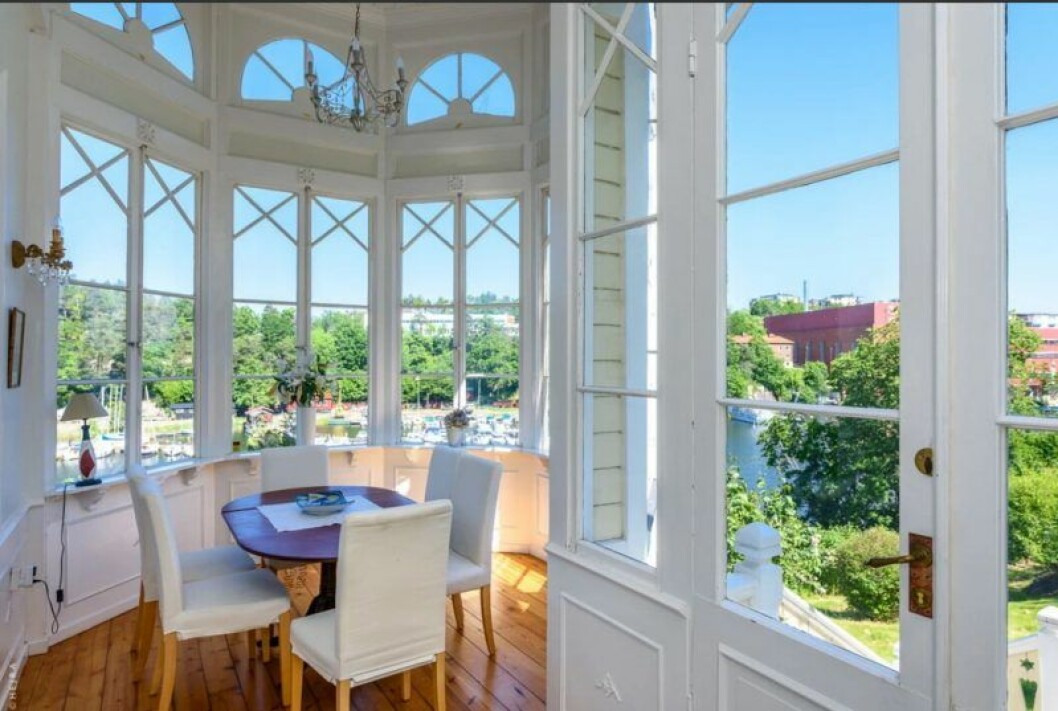 På nedervåningen finns en stor salong. Huset som inspirerat Pippi Langstrums Villa Villekulla i Nacka, Stockholm, till salu