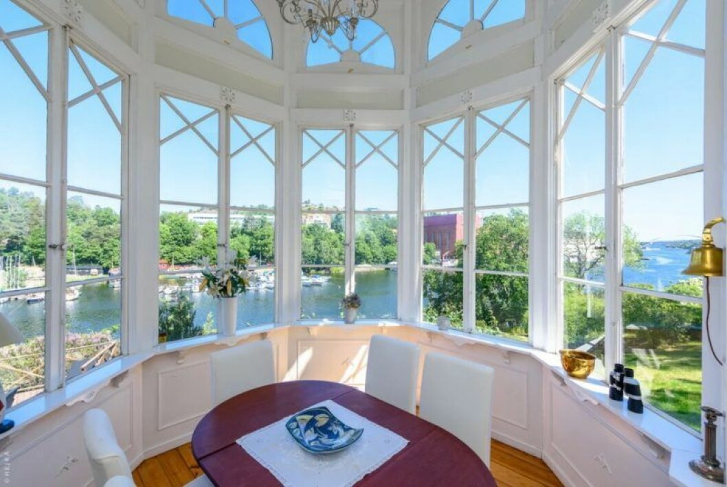 En glasveranda som vätter ut mot vattnet. Huset som inspirerat Pippi Langstrums Villa Villekulla i Nacka, Stockholm, till salu