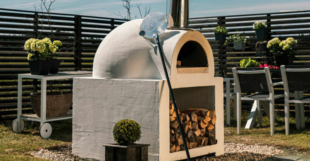 Pizzaugn i trädgården. Inspiration från K-Rauta. <a target="_blank" href="https://www.k-rauta.se/rad-och-guider/grill/bygga-pizzaugn">Läs mer här</a>. Utekök med pizzaugn
