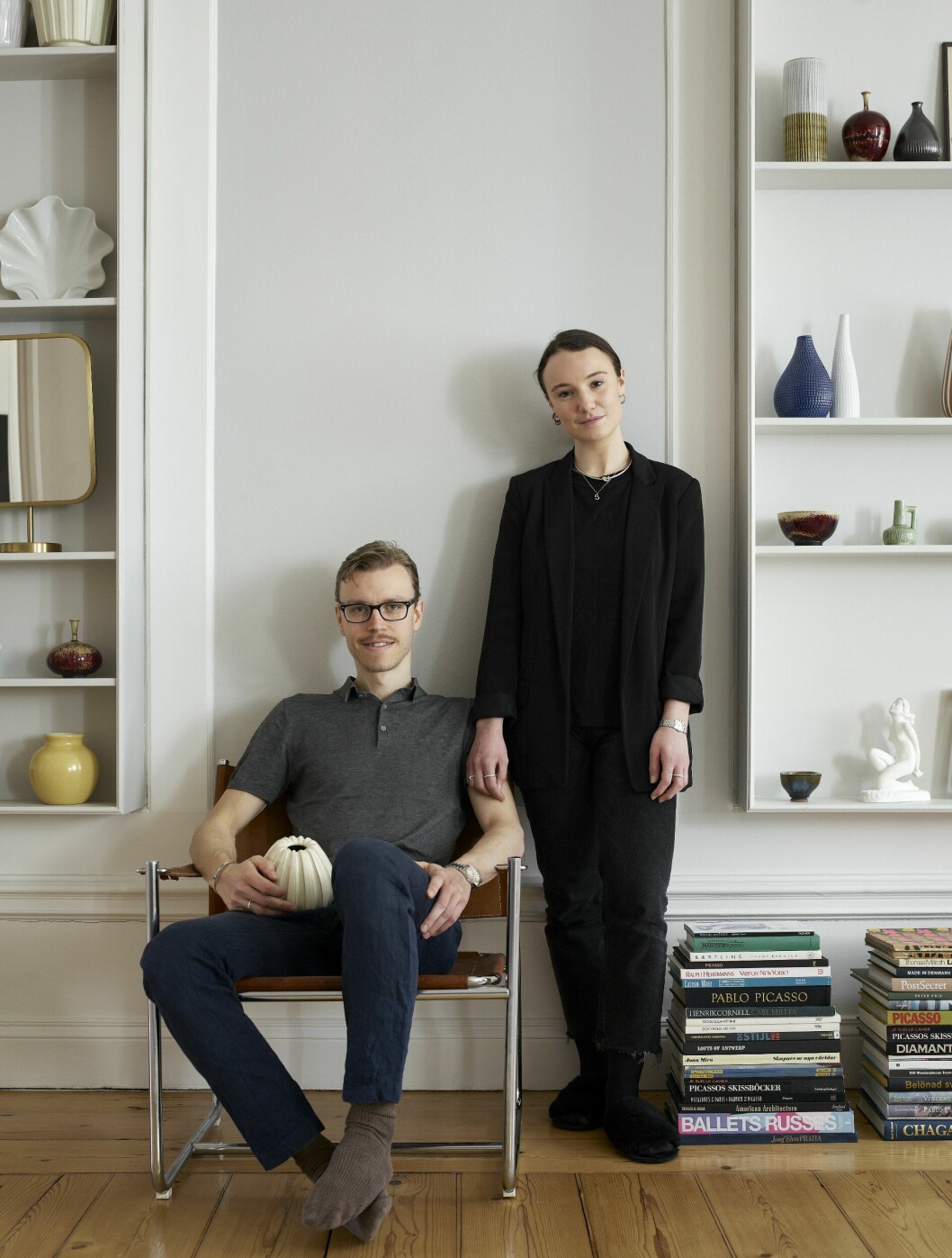 Sigge och Anna. Sigge håller i en vas formgiven av Vicke Lindstrand för Upsala-Ekeby, även den köpt på loppis för 40 kronor.