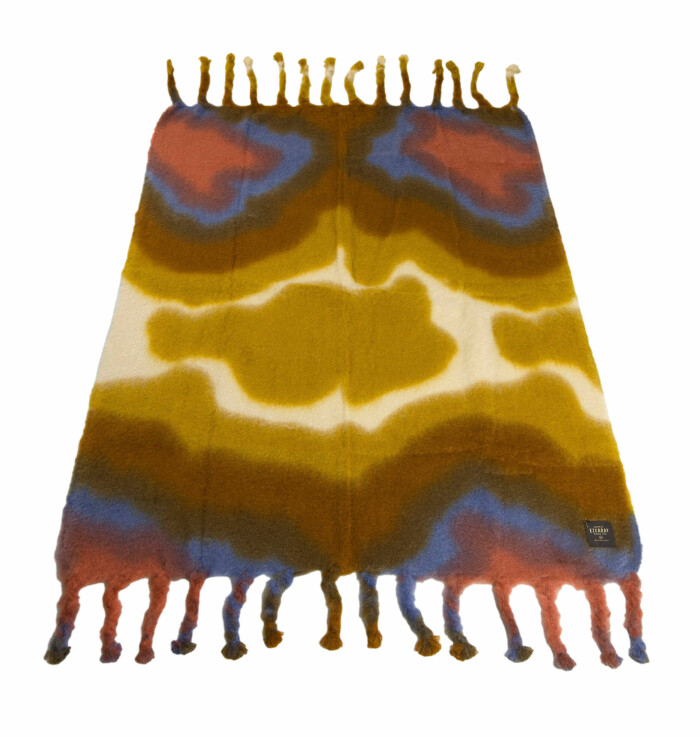 Gult, brända och jordiga toner vill vi se mer av i höst, förutspår Marie Olsson Nylander. Tie dye throw i mohair är mjuk och lyxig, 4 980:-, Artilleriet. Gult, brända och jordiga toner vill vi se mer av i höst, förutspår Marie Olsson Nylander. Tie dye throw i mohair är mjuk och lyxig, 4 980:-, Artilleriet.